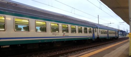 Monza, 55enne picchiato su un treno regionale da alcuni giovani: tre arresti