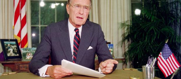 George H.W. Bush dans le bureau ovale George H.W. Bush dans le bureau ovale