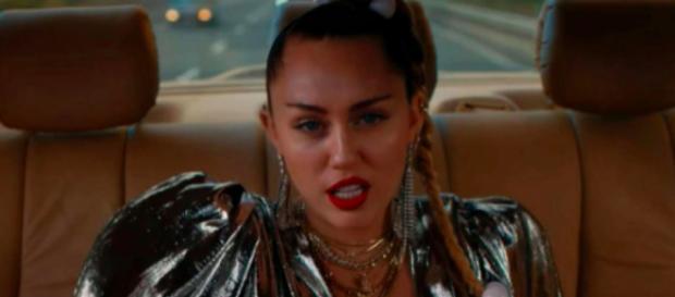 Miley Cyrus fait un retour fulgurant sur le devant de la scène avec ce nouveau titre. Miley Cyrus fait un retour fulgurant sur le devant de la scène avec ce nouveau titre.