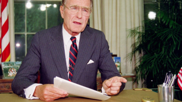 George H.W. Bush dans le bureau ovale