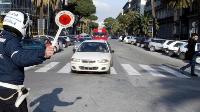 La polizia municipale ferma un'auto