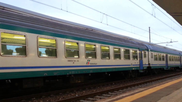 Monza, 55enne picchiato su un treno regionale da alcuni giovani: tre arresti