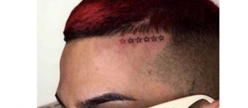 Sfera Ebbasta si è tatuato sei stelle sul viso: una per ogni vittima del suo live.