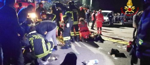 Soccorsi durante la tragica notte tra il 7 e l'8 dicembre a Corinaldo (Ancona)