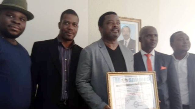 Le prince Th&eacute;ophile Kwendjeu recevant son prix (c) Th&eacute;ophile Kwendjeu