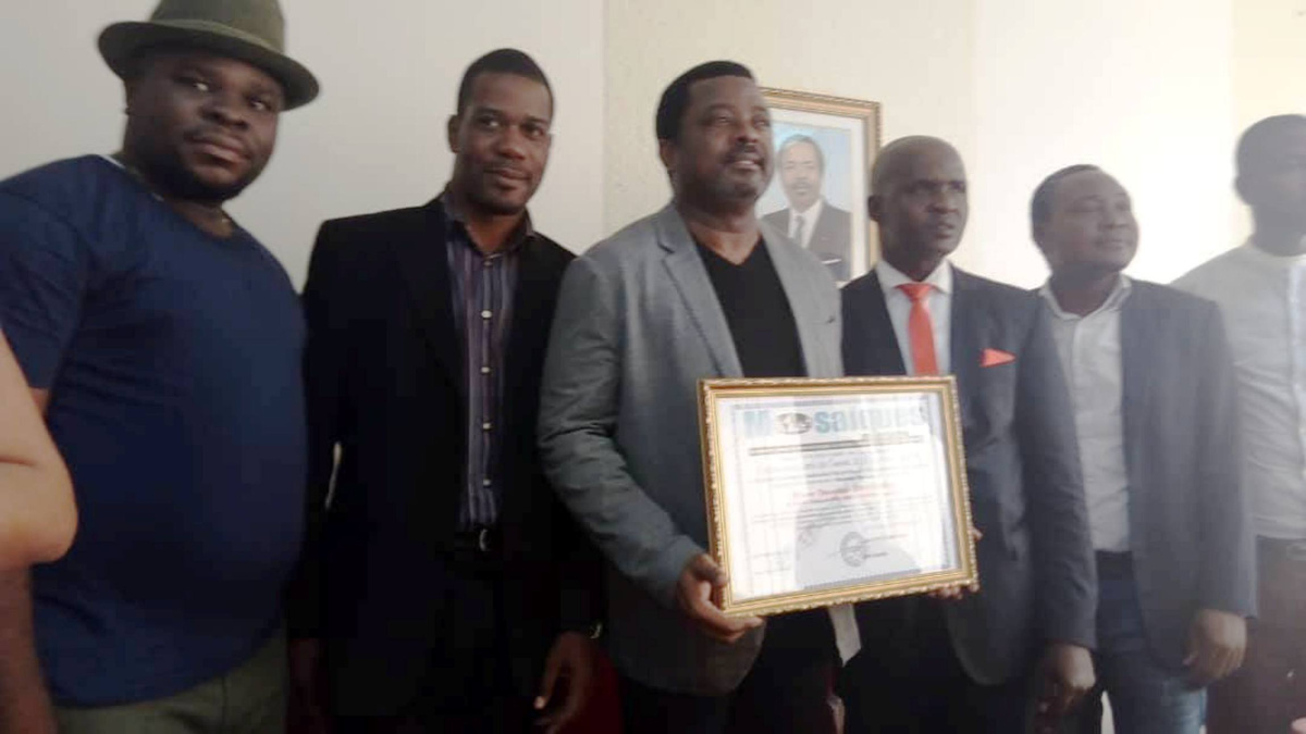 Le prince Théophile Kwendjeu recevant son prix (c) Théophile Kwendjeu