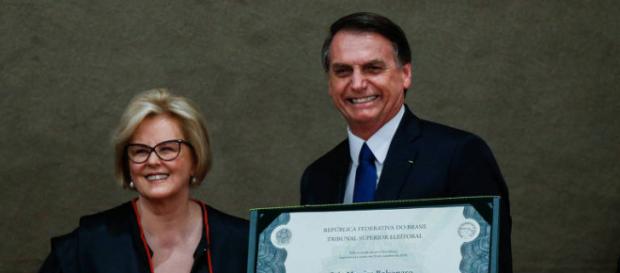 Presidente do TSE, ministra Rosa Webwer entrega diploma a Jair Bolsonaro (Reprodução) Presidente do TSE, ministra Rosa Webwer entrega diploma a Jair Bolsonaro (Reprodução)
