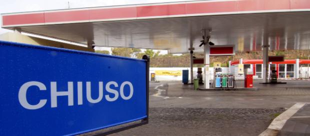 Una stazione di carburante chiusa Una stazione di carburante chiusa