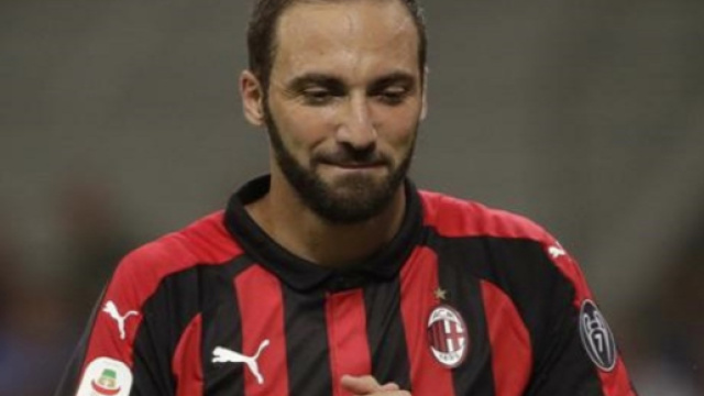 Gonzalo Higuain con la maglia del Milan.