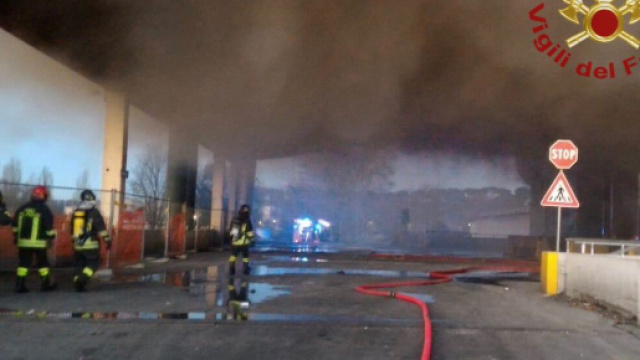 I Vigili del Fuoco domano l'incendio in via Salaria a Roma ( da Il Giornale)