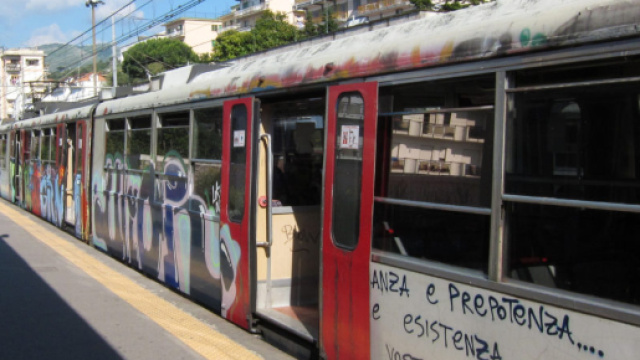 Incidente Circumvesuviana sulla linea Napoli-Baiano: tre feriti