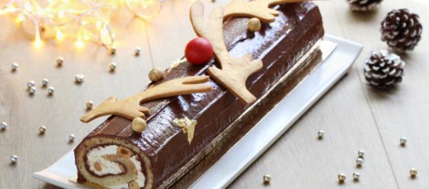 5 astuces pour une parfaite bûche de Noël, décoration avec pomme de pin. 5 astuces pour une parfaite bûche de Noël, décoration avec pomme de pin.