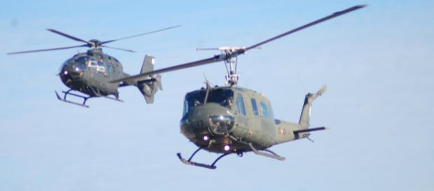 El Huey realiza su última pasada escoltado por un Colibrí El Huey realiza su última pasada escoltado por un Colibrí