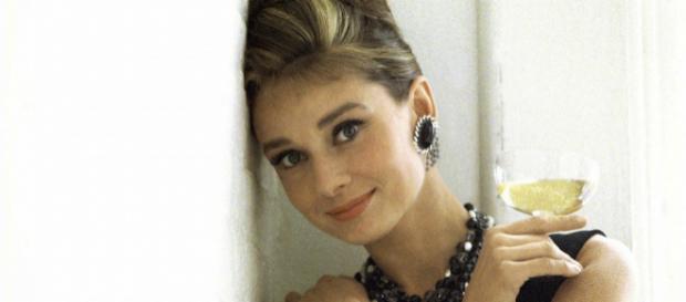 A atriz é conhecida pela sua atuação no filme “Bonequinha de Luxo” onde interpreta a personagem Holly Golightly. (Foto: Howell Conant) A atriz é conhecida pela sua atuação no filme “Bonequinha de Luxo” onde interpreta a personagem Holly Golightly. (Foto: Howell Conant)