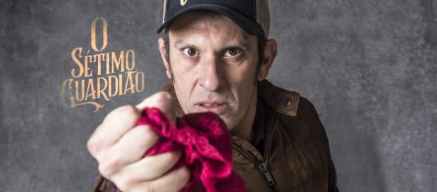Machado, o delegado que tem fetiche por calcinhas em 'O Sétimo Guardião' (Reprodução/Observatório de Televisão) Machado, o delegado que tem fetiche por calcinhas em 'O Sétimo Guardião' (Reprodução/Observatório de Televisão)