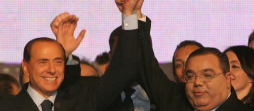 Silvio Berlusconi con il senatore Sergio De Gregorio, accusato di essersi fatto comprare dal Cavaliere