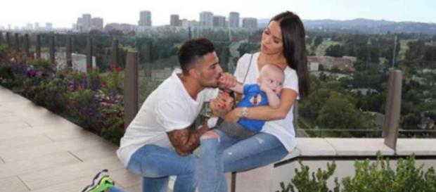 Julien Tanti, Manon Marsault et leur fils Tiago ont remporté le SMA 2018 pour leur émission "Julien + Manon = Bébé Fraté" Julien Tanti, Manon Marsault et leur fils Tiago ont remporté le SMA 2018 pour leur émission "Julien + Manon = Bébé Fraté"