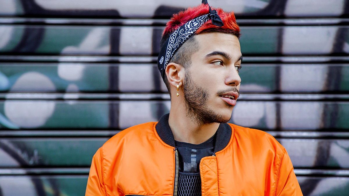 Sfera Ebbasta: guarda il video di Visiera A Becco (testo) 