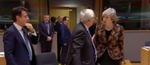 Il confronto ravvicinato tra Juncker e Theresa May