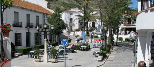 Plaza de la Constitucion, Mijas Pueblo [Image by Olaf Tausch]