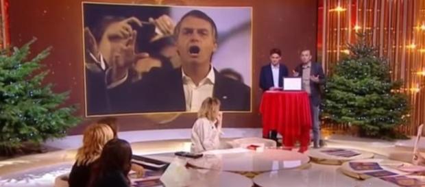 Bolsonaro recebe o prêmio de Misógino do Ano. (Reprodução / Youtube) Bolsonaro recebe o prêmio de Misógino do Ano. (Reprodução / Youtube)