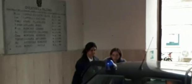 Il momento dell'arrivo in Questura di Salvatrice Spataro che ha ucciso il marito con la complicità di due figli. Il momento dell'arrivo in Questura di Salvatrice Spataro che ha ucciso il marito con la complicità di due figli.