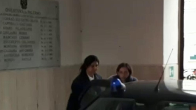 Il momento dell'arrivo in Questura di Salvatrice Spataro che ha ucciso il marito con la complicità di due figli.
