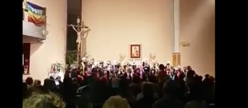 Bella Ciao intonata in chiesa per Natale