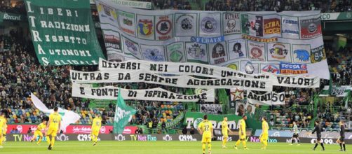 La coreografia dei tifosi dello Sporting Lisbona