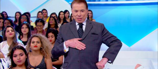Gerador de caracteres exibe mensagem estranha sobre cabelo de Silvio Santos (Reprodução/SBT) Gerador de caracteres exibe mensagem estranha sobre cabelo de Silvio Santos (Reprodução/SBT)