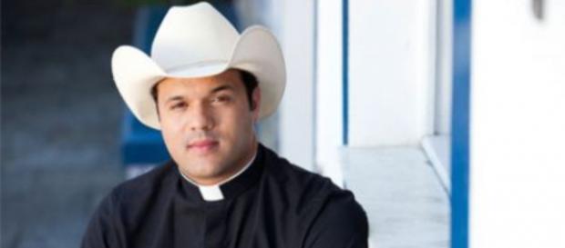 Padre Sertanejo é duramente criticado (Reprodução/UOL) Padre Sertanejo é duramente criticado (Reprodução/UOL)