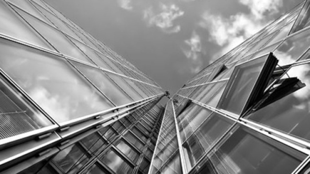 In Ucraina un ragazzino di 15 anni &egrave; morto per lanciarsi da un 14esimo piano con un paracadute fatto in casa che non si &egrave; aperto.