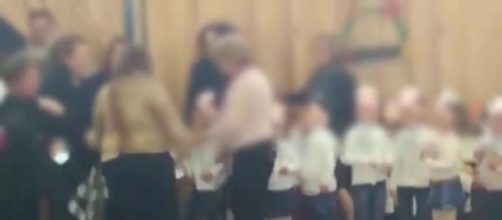 Gela, rissa tra mamme durante la recita di Natale a scuola | youtube.com