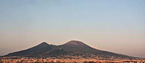 Il Vesuvio, sorvegliato speciale. Al via un accordo: In caso di eruzione, gli abitanti di Pompei verrebbero trasferiti in Sardegna.