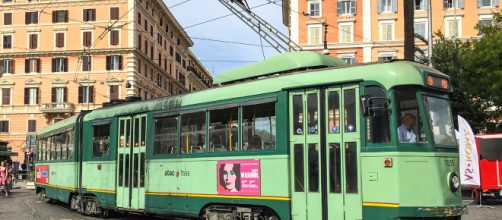 Roma, straniera aggredita sul tram della linea 19.