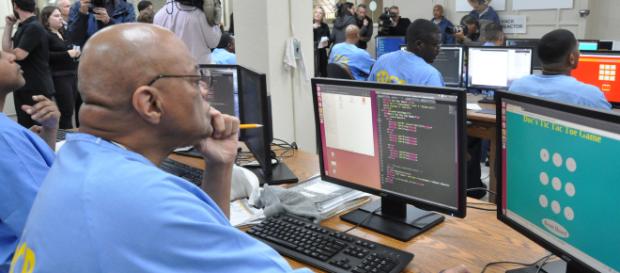 O aprendizado de Informática prepararia o detento para o mercado de trabalho após o cumprimento da pena. (Imagem: Reprodução) O aprendizado de Informática prepararia o detento para o mercado de trabalho após o cumprimento da pena. (Imagem: Reprodução)