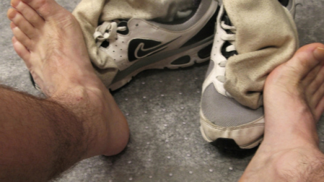 Cina: uomo annusa i propri calzini ogni sera e finisce in ospedale con un infezione ai polmoni.