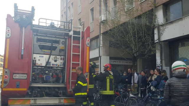 I Vigili del Fuoco intervengono per slavare la ragazza. ( da Nanopress )