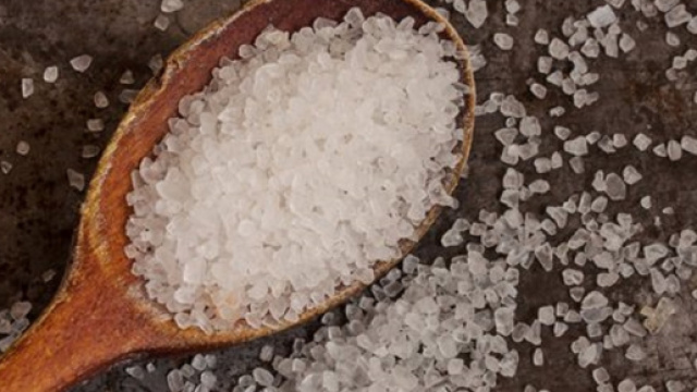 Una dieta ricca di sale aumenta il rischio di ipertensione, malattie cardiovascolari e corrode la struttura delle ossa. (Canva)