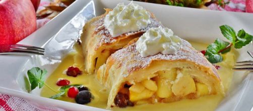 Apfelstrudel (Apple Strudel) is one of the most iconic desserts of Vienna, Austria. [Image Pixabay]