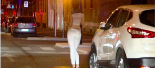 Prostituta trova e consegna un portafogli ai carabinieri con dentro circa 150 euro contanti.