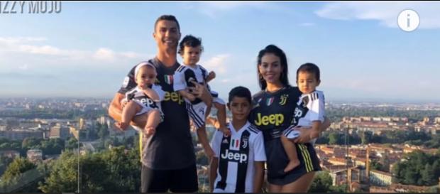 Cristiano Ronaldo com a família (Imagem via Youtube) Cristiano Ronaldo com a família (Imagem via Youtube)