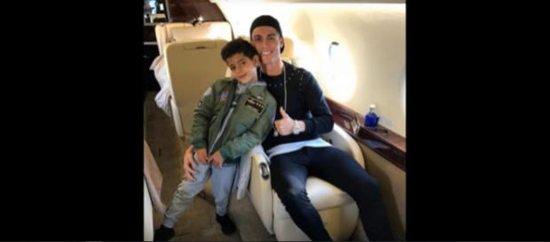 Cristiano Ronaldo com o filho (Imagem via Youtube) Cristiano Ronaldo com o filho (Imagem via Youtube)