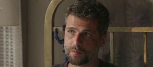 O mocinho de O Sétimo Guardião deseja ver o casarão por dentro (Reprodução/Globo) O mocinho de O Sétimo Guardião deseja ver o casarão por dentro (Reprodução/Globo)