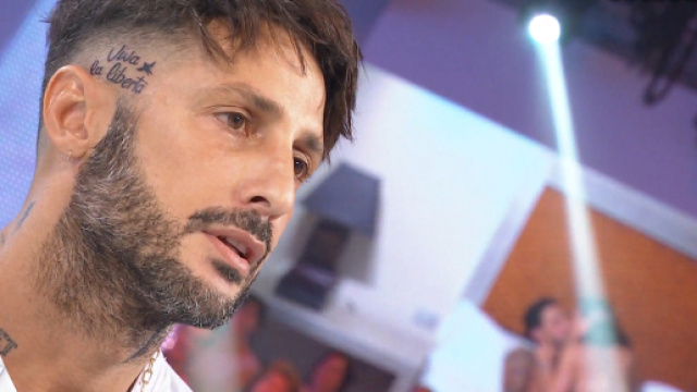 Fabrizio Corona a ruota libera: 'Asia &egrave; andata via di testa, farei l'Isola dei famosi'.