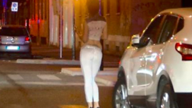 Prostituta trova e consegna un portafogli ai carabinieri con dentro circa 150 euro contanti.