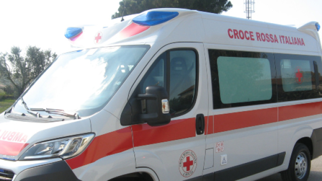 Roma, armata di mannaia tenta di uccidere il marito nel sonno: 69enne arrestata