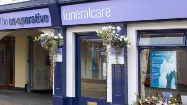 Stupra un cadavere nell'agenzia di pompe funebri: l'arresto di un giovane inglese.