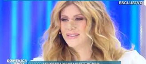 Domenica Live, Paola Caruso ha una crisi d'ansia e la D'Urso sospende l'intervista