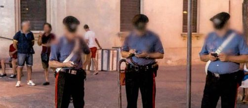 La foto dei tre Carabinieri in servizio intenti a chattare sui propri cellulari invece di svolgere il servizio di vigilanza